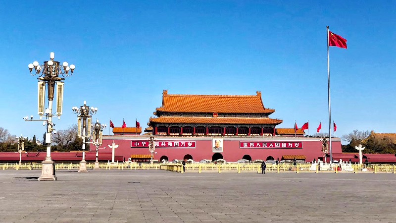 r�dt bygg med bilde av Mao og kinesiske flagg